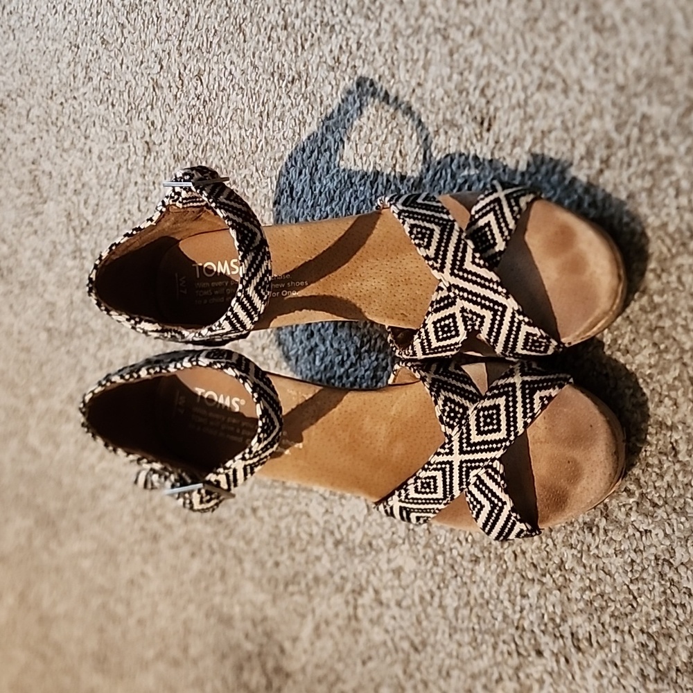 Women's Toms wedge heel shoes - size 7